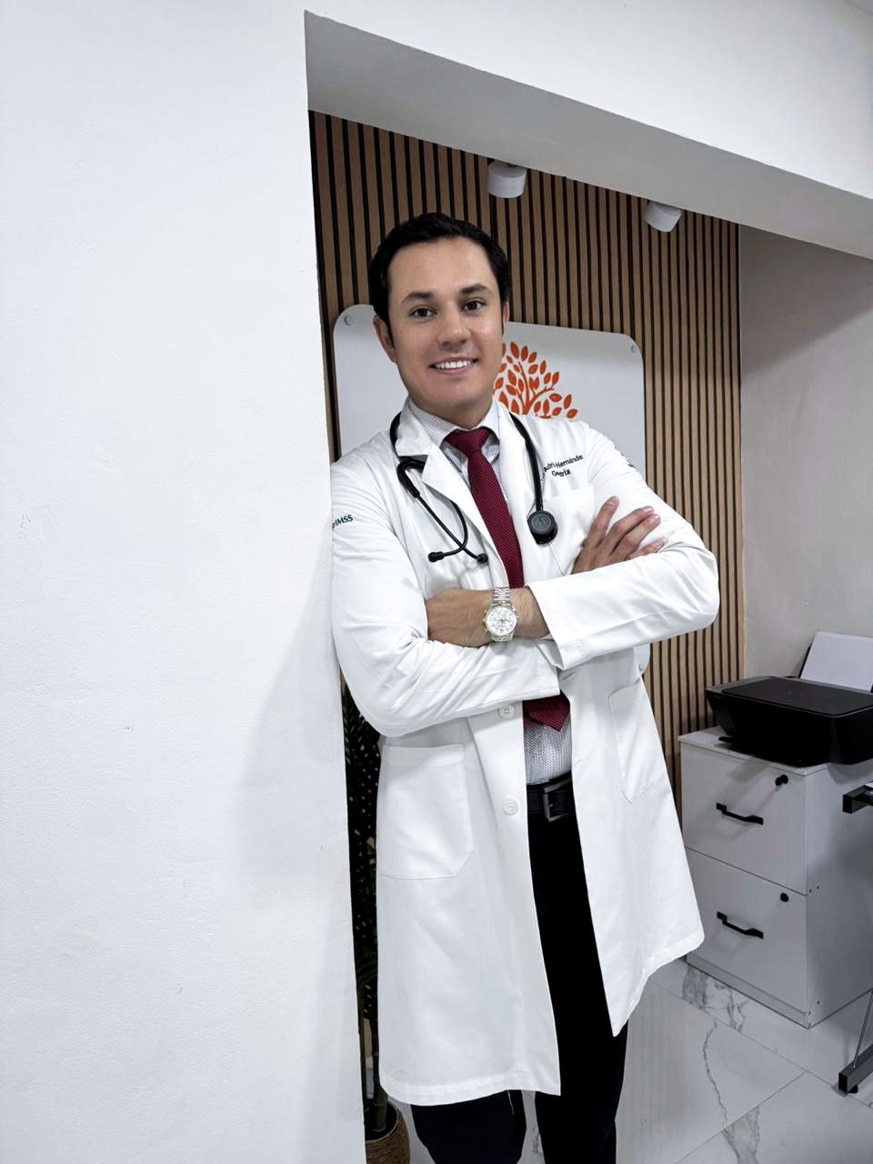 Dr. Adrián Hernández con bata